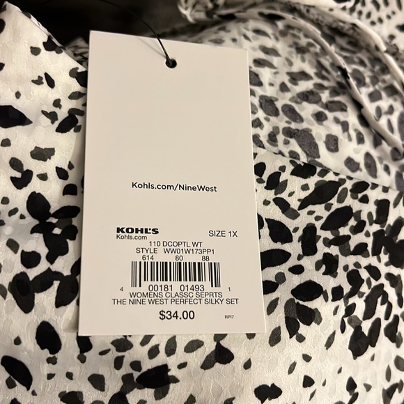 NWT. Women's size 1X silky tank top with adjustable straps. - Picture 6 of 6